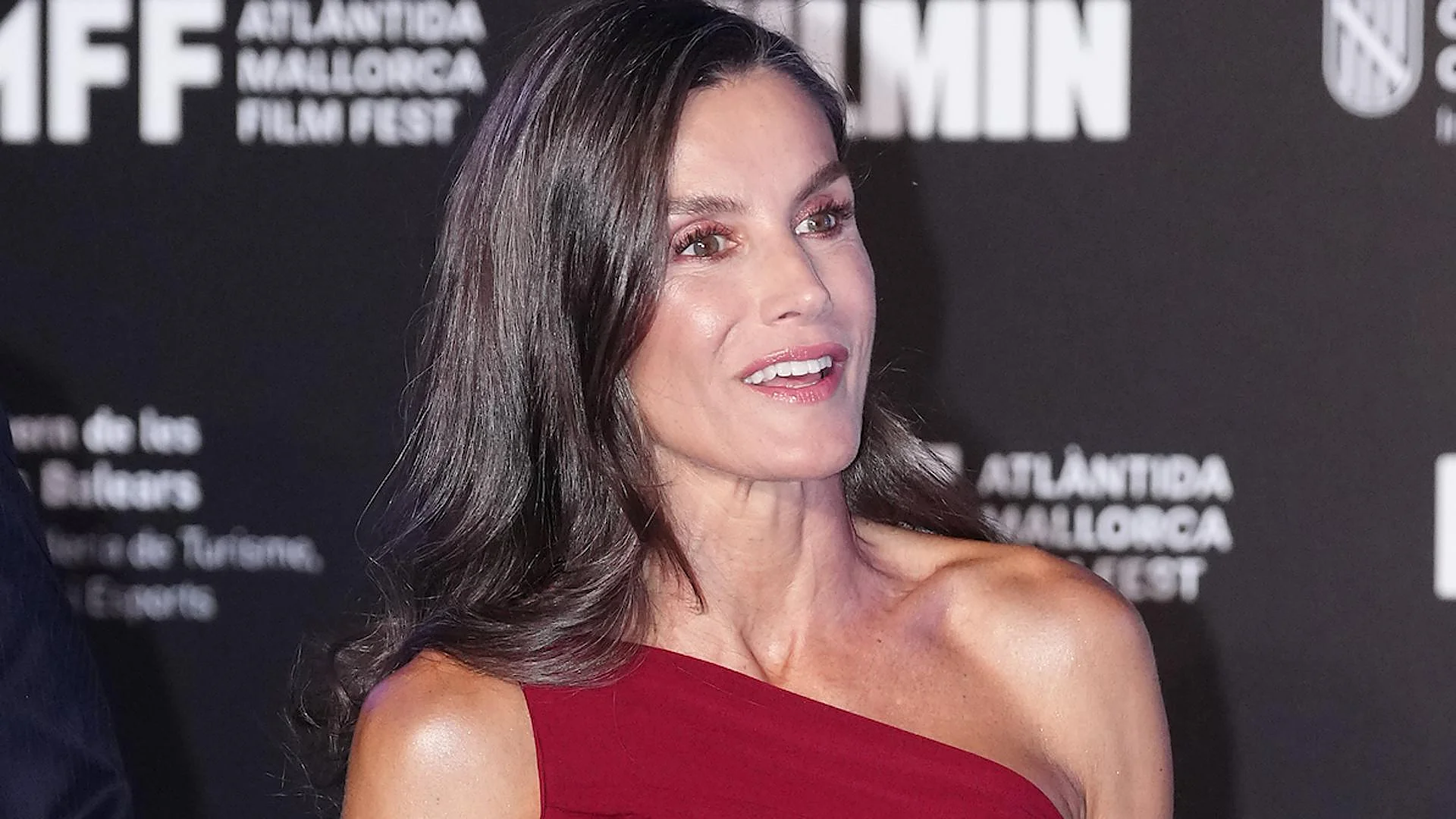 Letizia’s Big Night in Palma: Salutes Javier Bardem and Draws a Packed House at Atlàntida