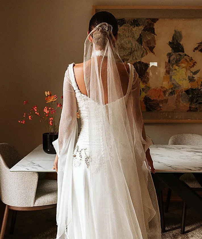 Imagen secundaria 2 - La novia viral que se ha casado con un vestido rústico con flores bordadas a mano