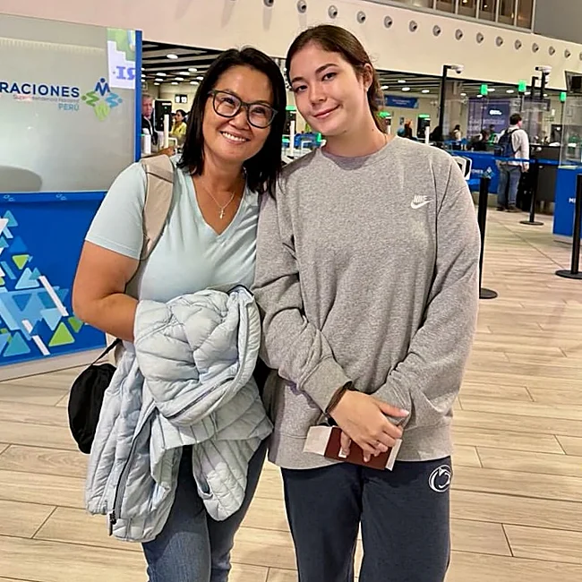 Keiko Fujimori, junto a su hija Kyara.