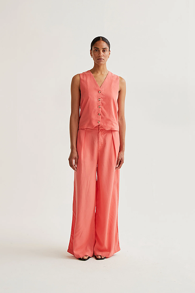 Un look de Compañía Fantástica disponible en Tutú Moda.