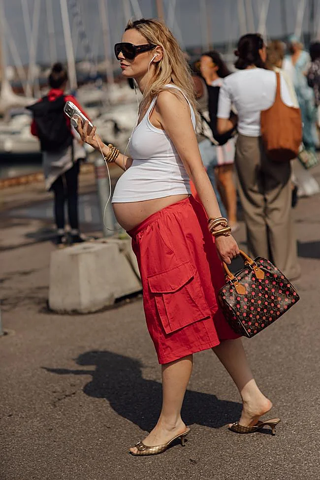 Un look con camiseta blanca y bermudas rojas.
