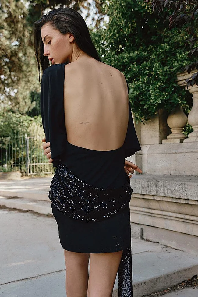Vestido negro de Zara (15,95 euros)