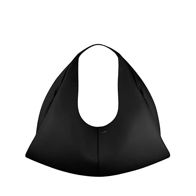 Bolso de hombro Shuldo negro de Polène, 640 euros.