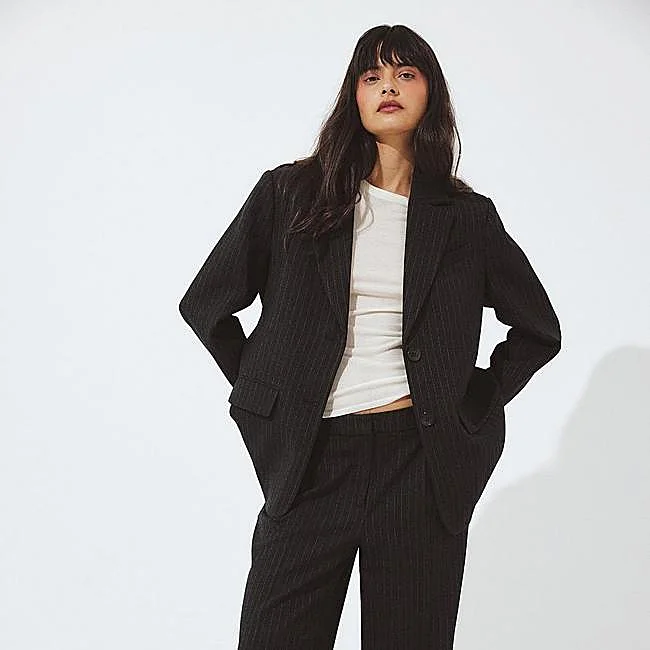 Blazer estructurada de NA-KD, 53,19 euros.