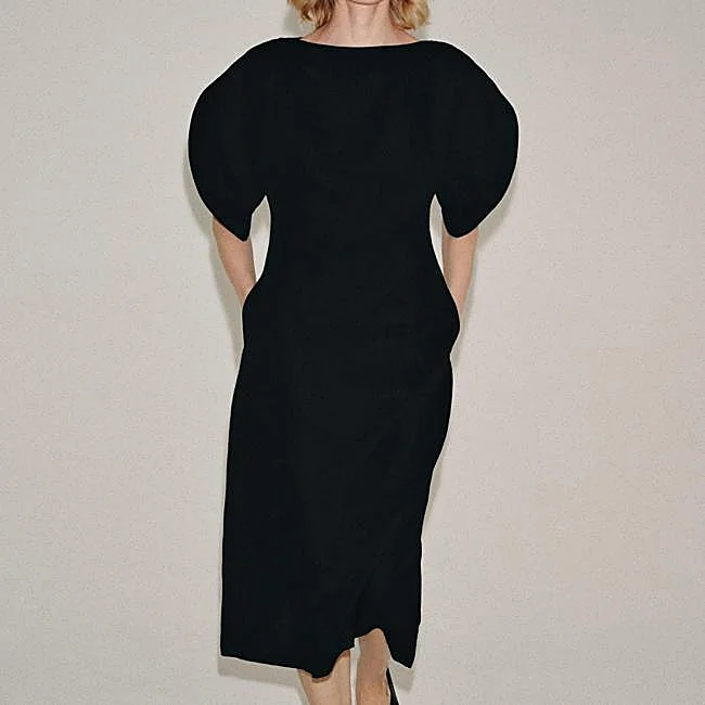 Vestido negro de Zara, 49,95 euros.