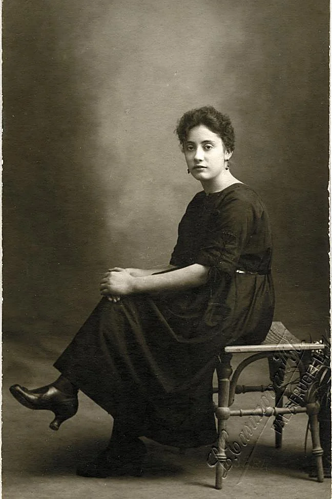Retrato de joven desconocida. Palafrugell, ca.1920.