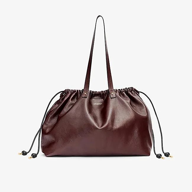 Bolso fruncido en color burdeos de Isabel Marant.