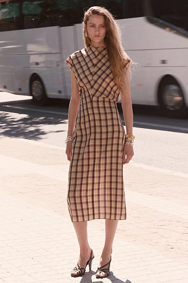 Vestido con estampado de cuadros de & Other Stories (99 euros)