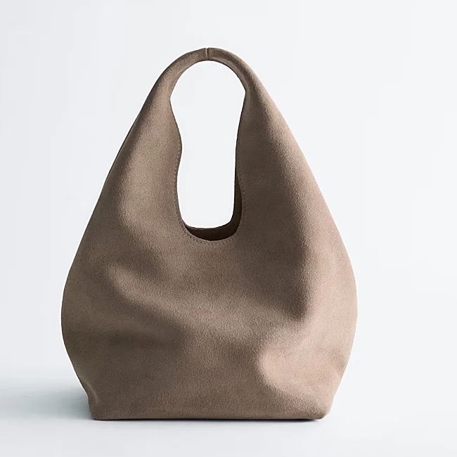 Bolso beige de & Other Stories (99 euros)