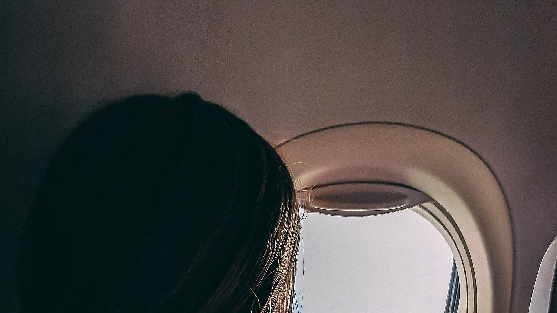 The Ritual I Follow on Long Flights to Keep My Skin From Looking Dull, Tight, and Tired