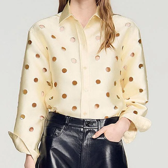 Camisa calada con strass de Sandro, 315 euros.