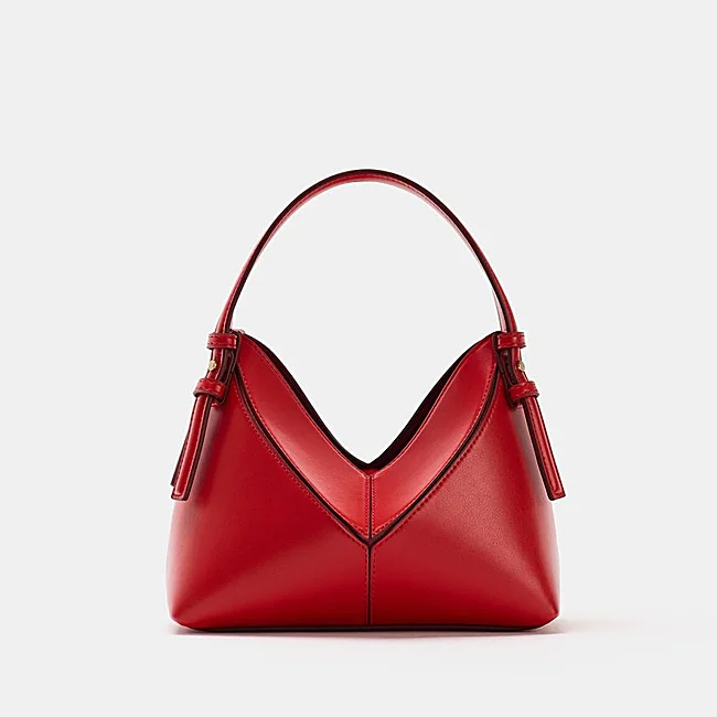Bolso rojo de Zara (25,99 euros)