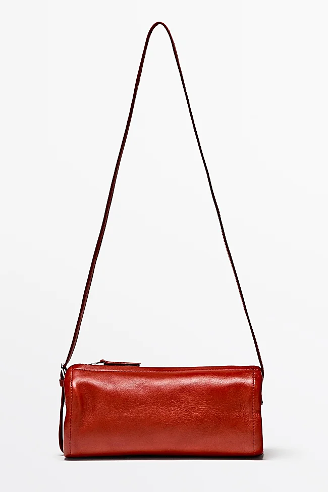 Bolso rojo de Massimo Dutti (129 euros)