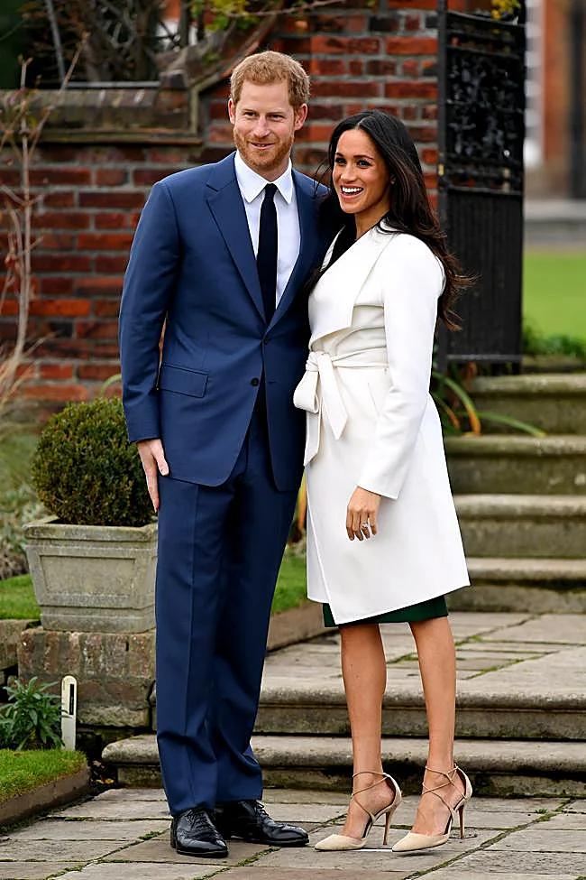 Meghan Markle con abrigo blanco y vestido verde en 2027.
