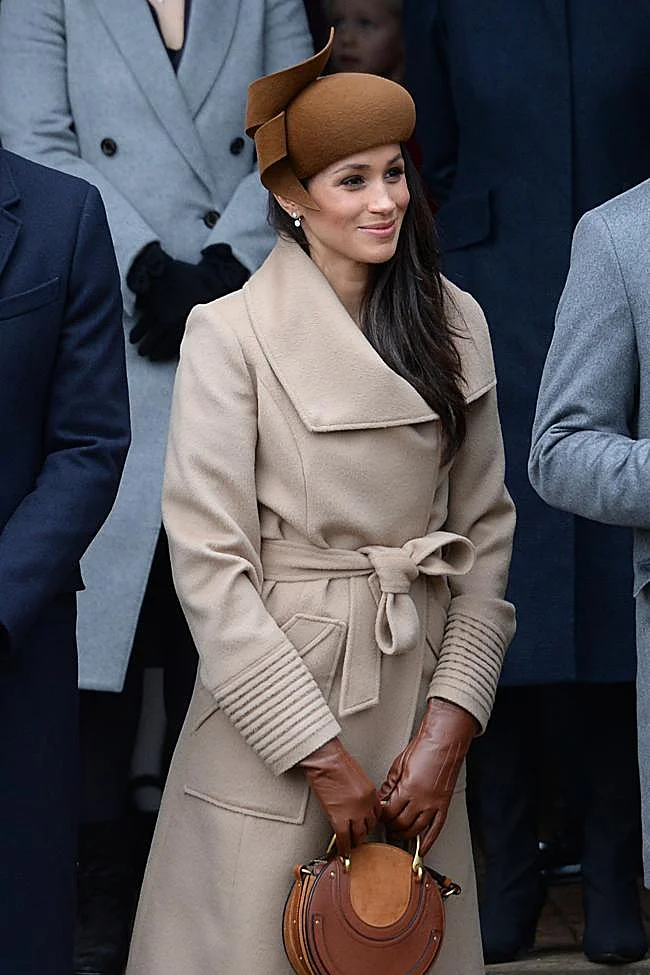 Meghan Markle con abrigo crudo y accesorios en Sandringham, Norfolk.