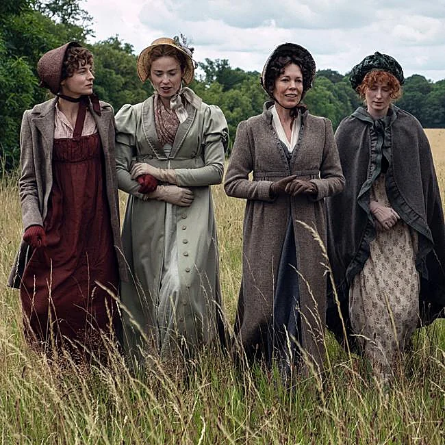 Part of the cast of Orgullo y Prejuicio, with Emma Corrin on the left and Olivia Colman, third.