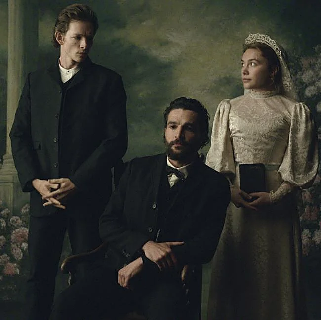 Mike Faist, Christopher Abbott and Florence Pugh in a still from Al este del Edén.