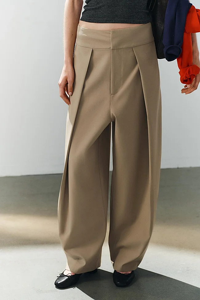 Pantalón con pliegues de Zara (29,99 euros)