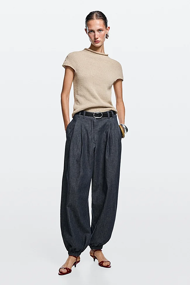 Pantalón azul de Massimo Dutti (59,99 euros)