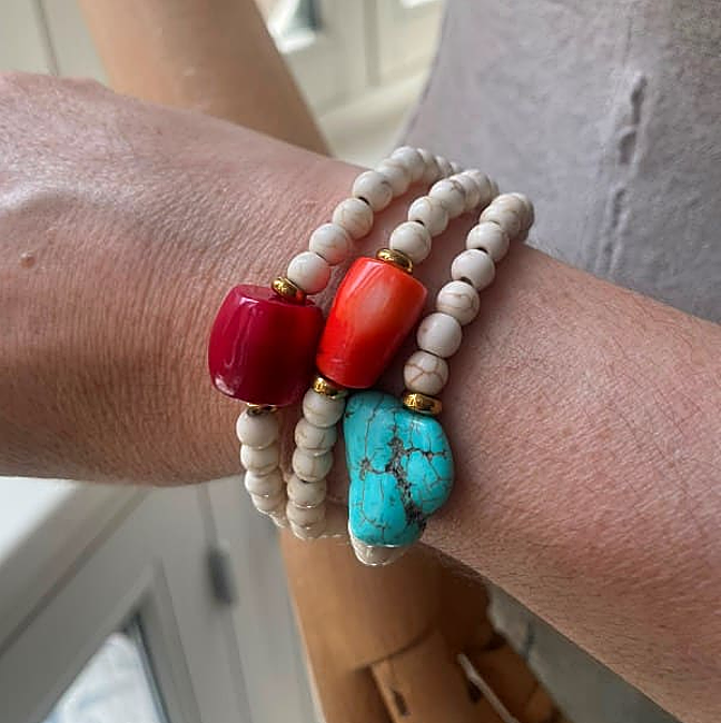 Pulsera de piedras naturales (29,99 euros).