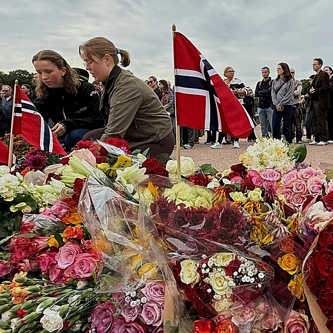 Tributes in memory of King Harald in front of the Royal Palace of Oslo.
