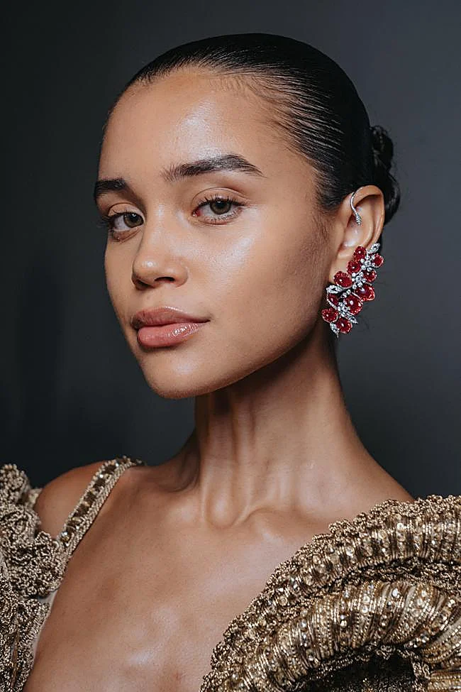 Una modelo con un efecto natural en las pestañas.