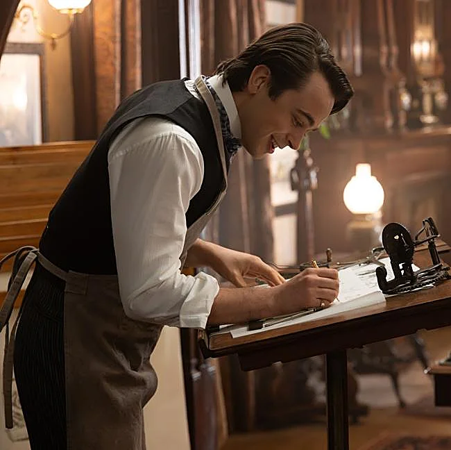 Ben Ahlers como el joven inventor Jack Trotter en una imagen de la cuarta temporada de La edad dorada.