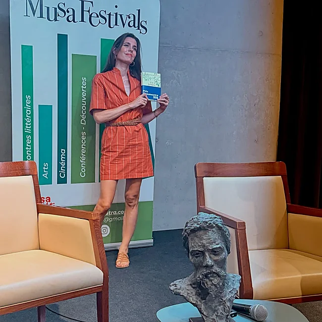 Carlota Casiraghi poses with her book in front of the trophy of her prize.