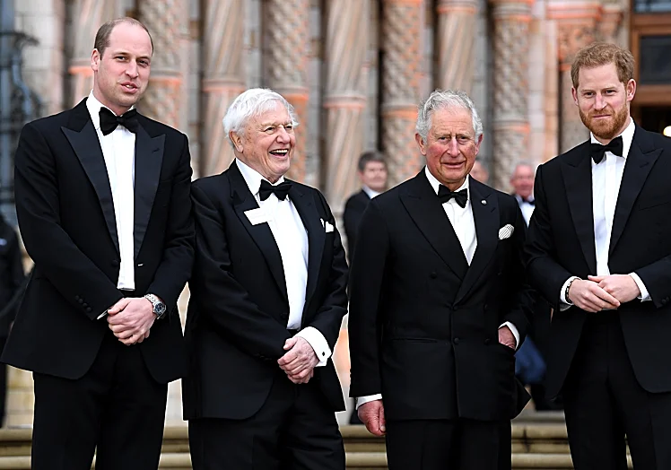 Carlos III junto a sus dos hijos y el naturalista David Attenborough, en una imagen de 2019.