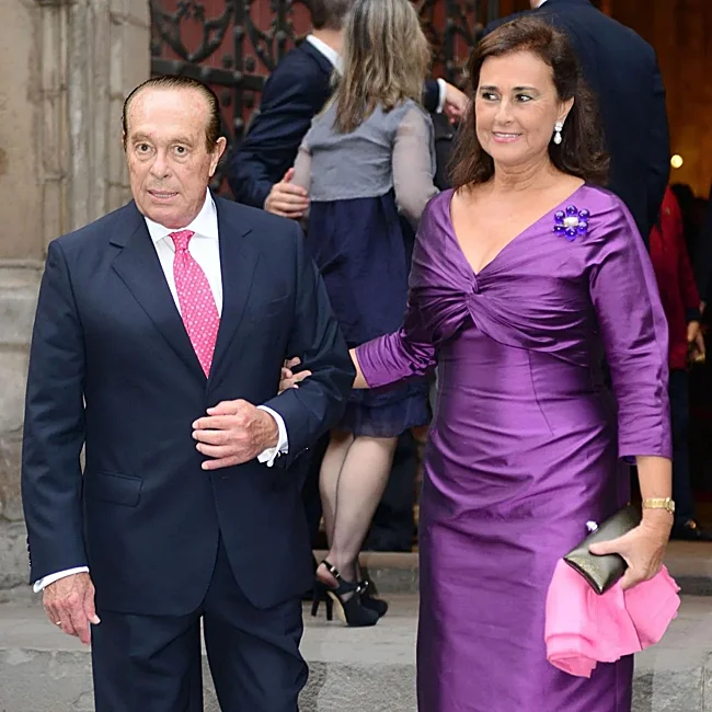 Curro Romero y su mujer Carmen Tello, en la boda de Pablo Laro en Barcelona.