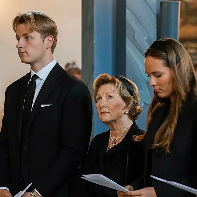 La reina Sonia, junto a sus nietos Sverre Magnus e Ingrid Alexandra, en la misa en recuerdo al rey Harald.