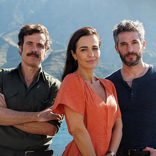 The leads of Adrift, with Paula Echevarría in the center.