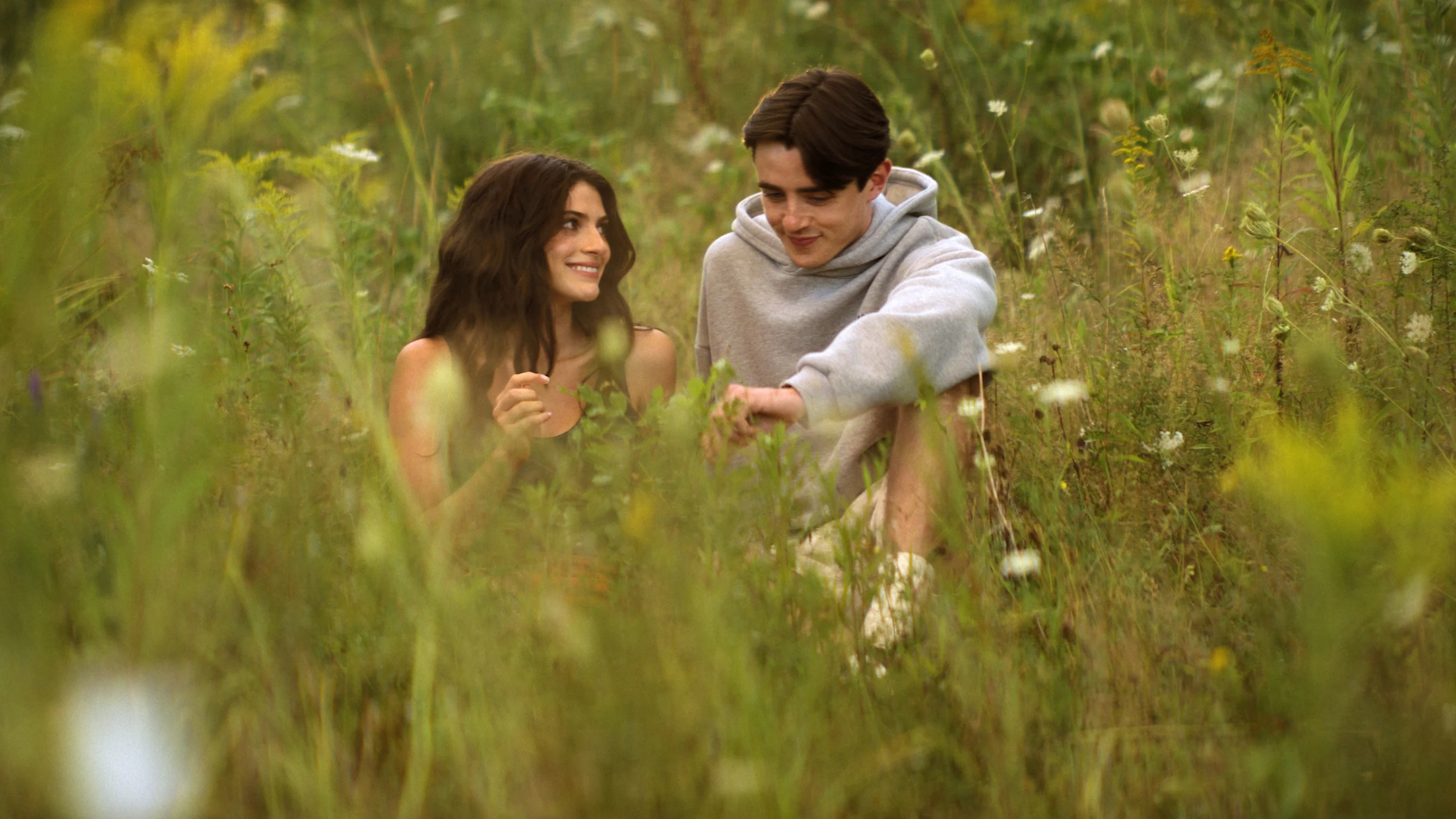 Ella Rubin y Daniel Quinn-Toyle en una imagen de la serie Sterling Point.