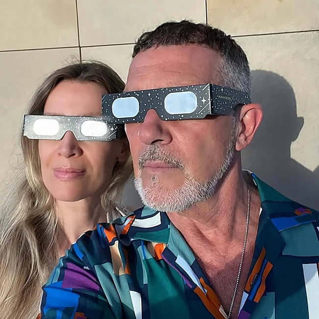 Antonio Banderas y Nicole Kimpel, viendo el eclipse.