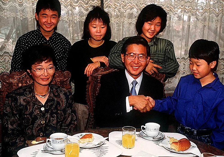 Alberto Fujimori y Susana Higuchi, con sus cuatro hijos.