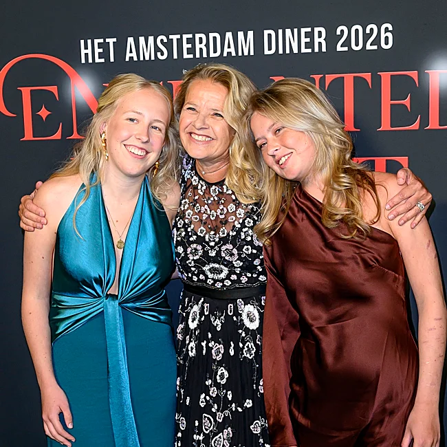 Mabel de Holanda, junto a sus dos hijas.