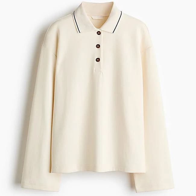 Polo con ribete negro de H&M, 19,99 euros.