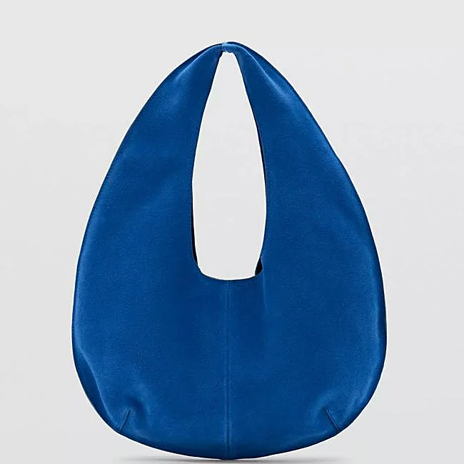 Bolso hobo azul eléctrico de Mango, 49,99 euros.