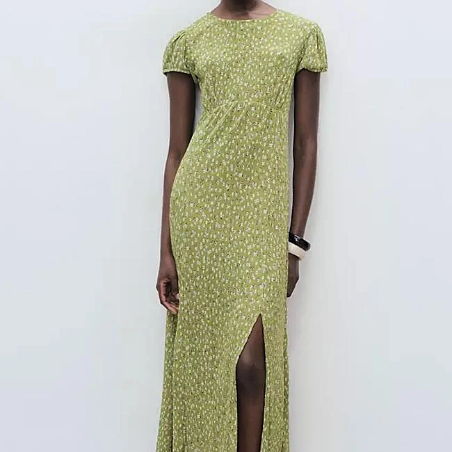 Vestido floral verde de Mango Outlet, 17,99 euros.