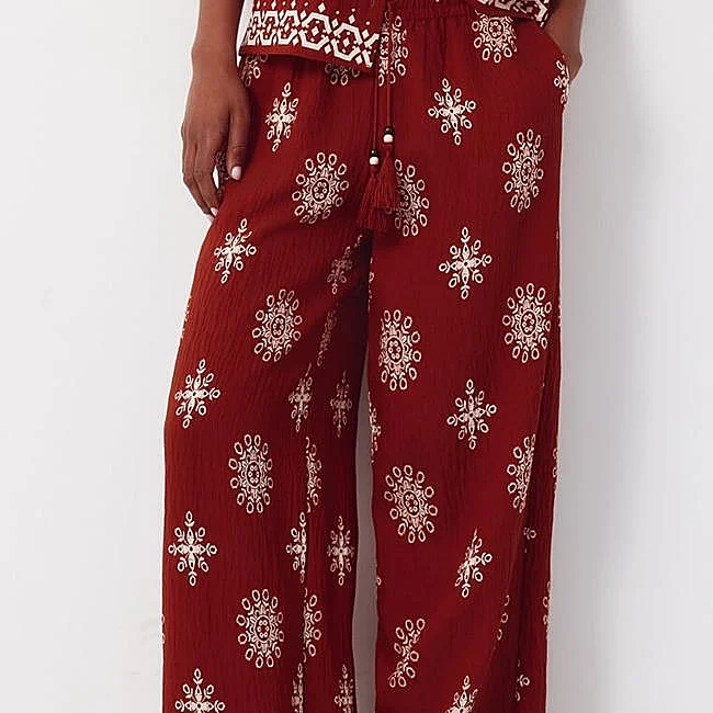 Pantalón estampado burdeos de Cortefiel, 29,99 euros.