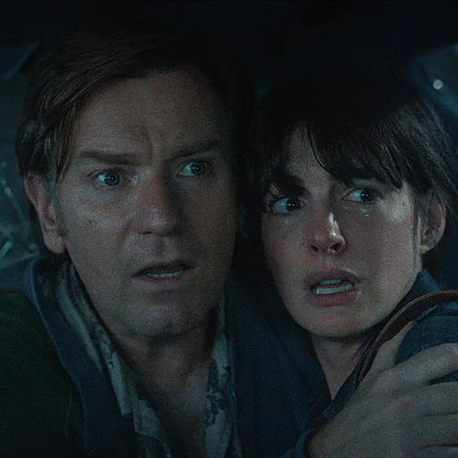 Ewan McGregor y Anne Hathaway son Greg y Denise Platt en El final de Oak Street.