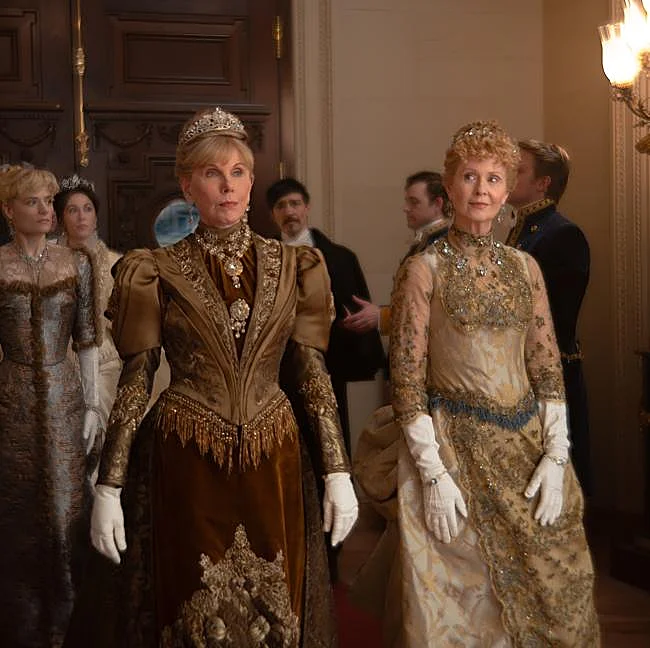 Christine Baranski como Agnes van Rhijn y Cynthia Nixon como Ada Brook en una imagen de la cuarta temporada de La edad dorada.