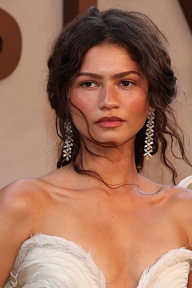 Zendaya en una alfombra roja sin máscara de pestañas.