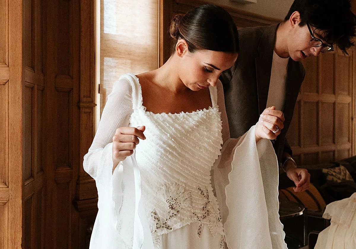 Imagen principal - La novia viral que se ha casado con un vestido rústico con flores bordadas a mano