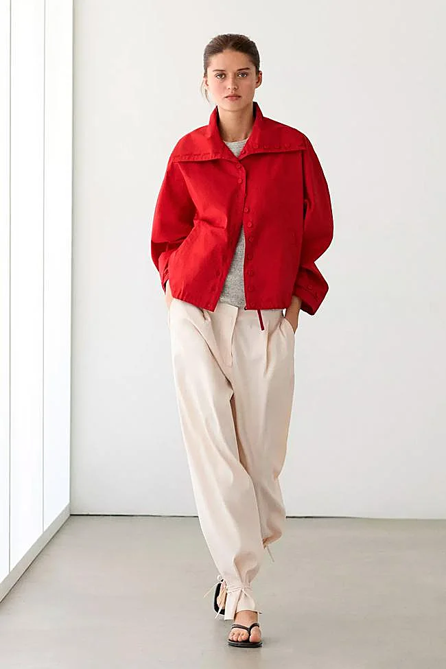 Chaqueta ligera en color rojo de Massimo Dutti.