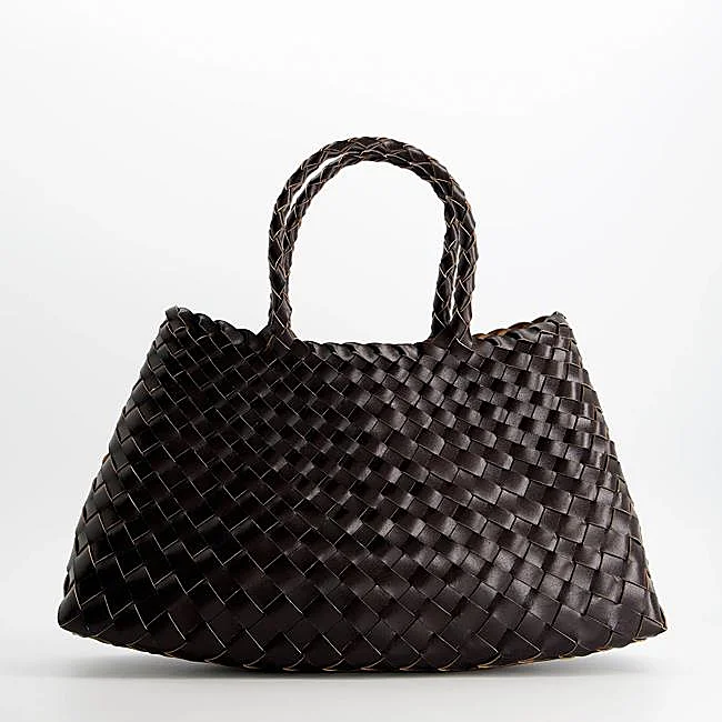 Bolso shopper trenzado en marrón de Ulanka.