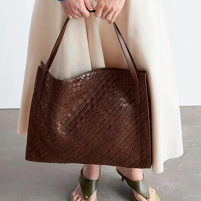 Bolso shopper marrón trenzado de & Other Stories.