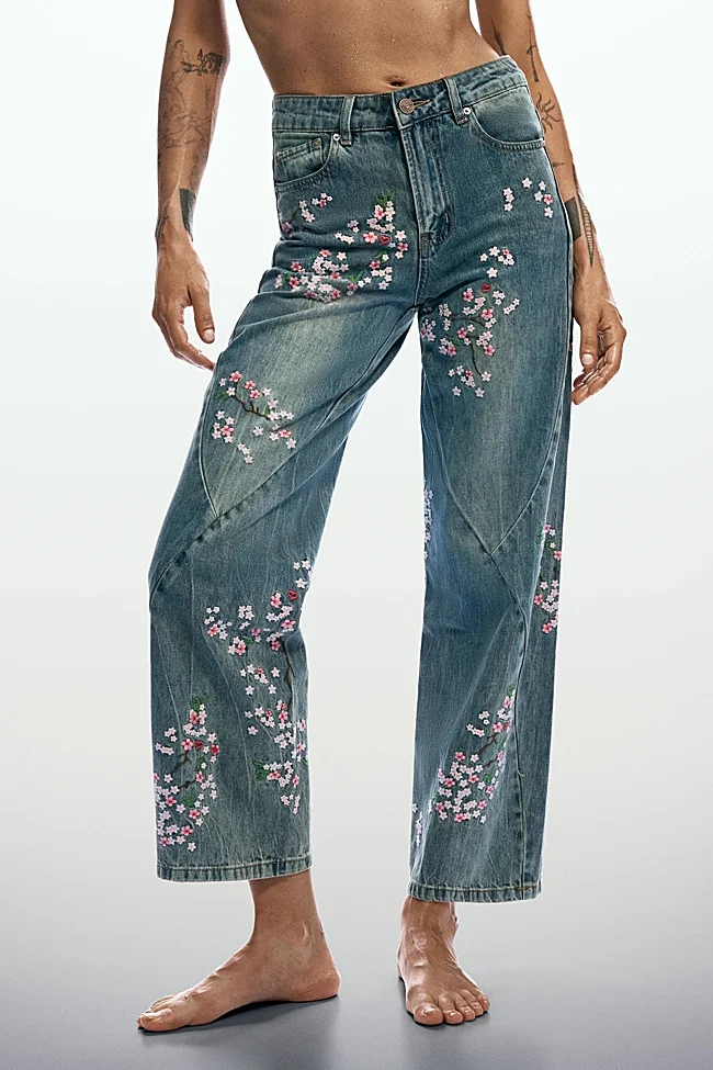 Vaqueros con bordados de Desigual (99,95 euros)