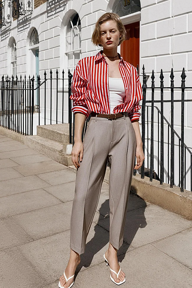 Pantalón tobillero de Zara (27,99 euros)