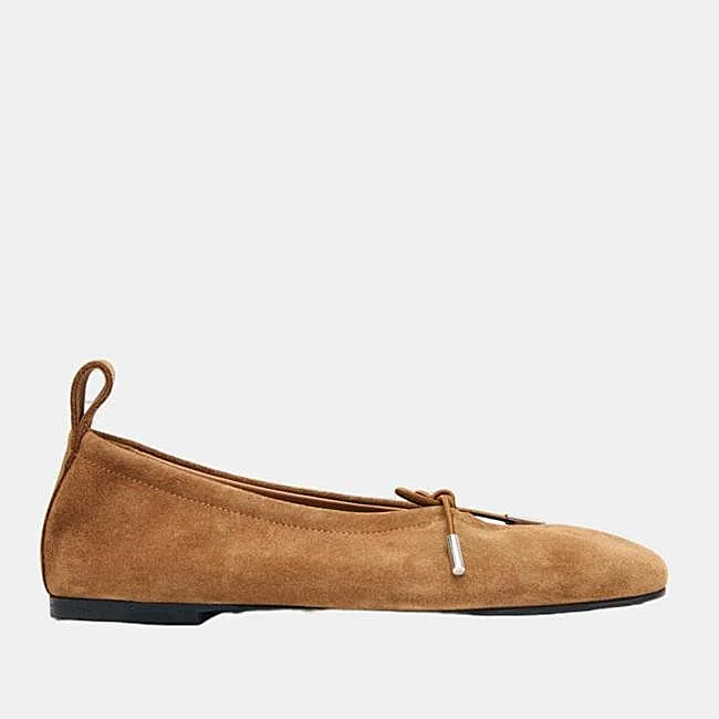 Bailarinas de ante y cordones de Alohas, 180 euros.